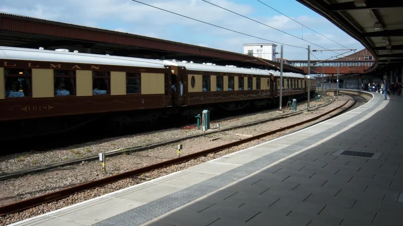 Dlaczego niektóre pociągi są malowane na charakterystyczne kolory