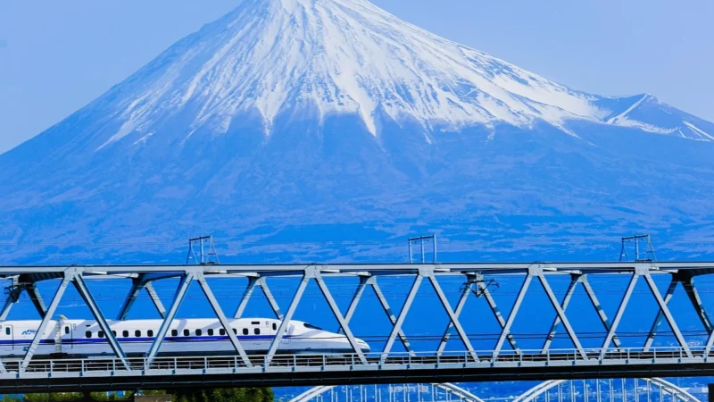 Japonia szybka kolej shinkansen i piękne pejzaże